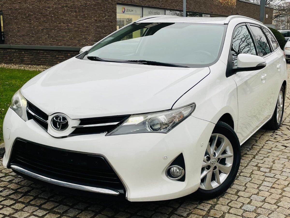 Toyota Auris 1.6i 97KW MANUÁL VÝHŘEV KAMERA TAŽNÉ