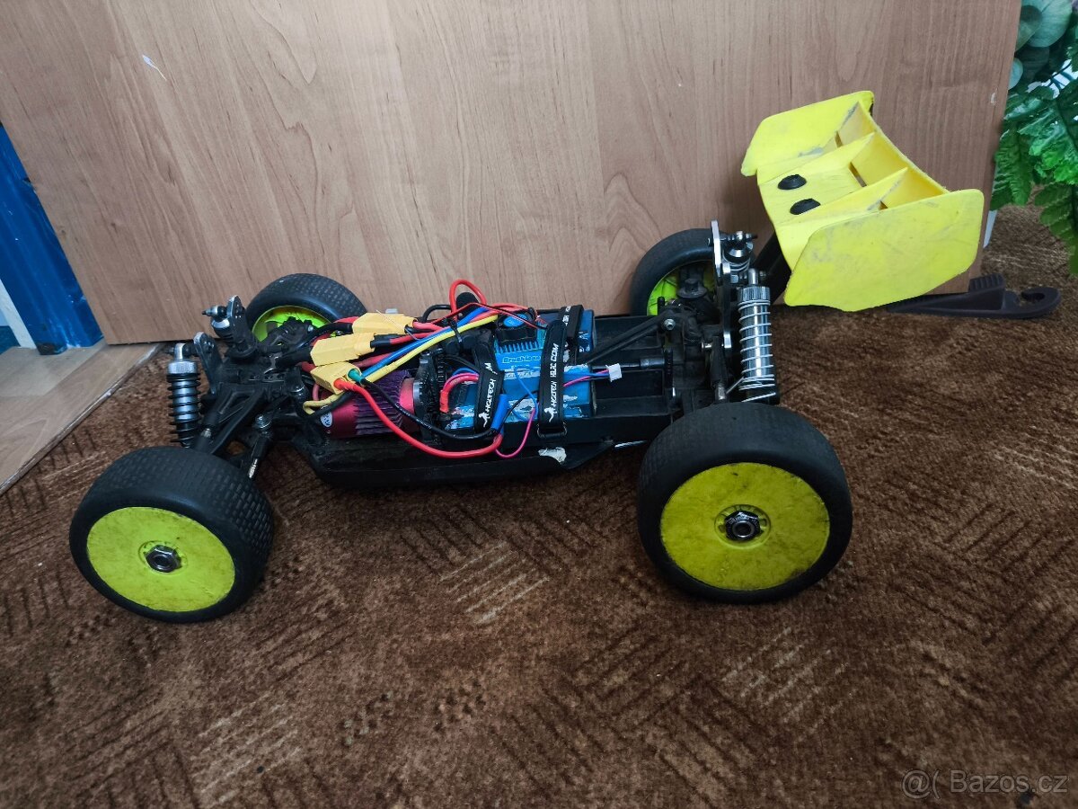 HobbyTech STR8 EP – RTR, baterie + náhradní díly