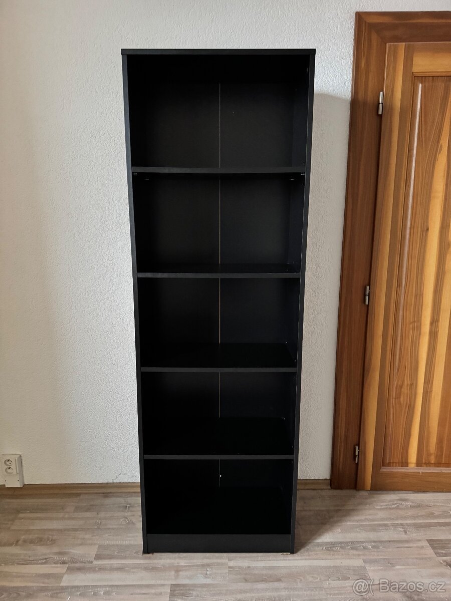 Tmavě hnědou knihovnu