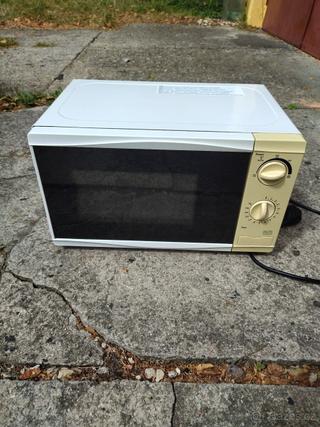 Mikrovlnná trouba 700 W.