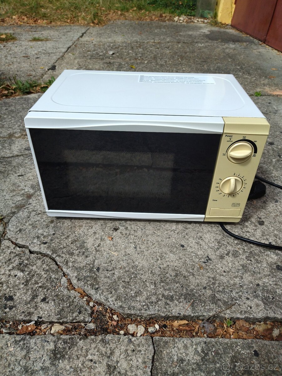 Mikrovlnná trouba 700 W.