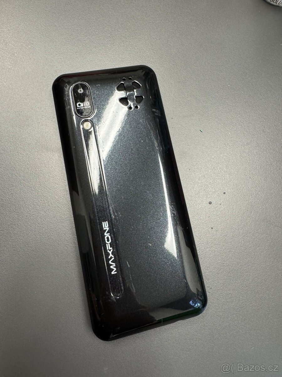 MAXFONE telefon na 4 sim
