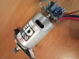 Motor s regulátorem