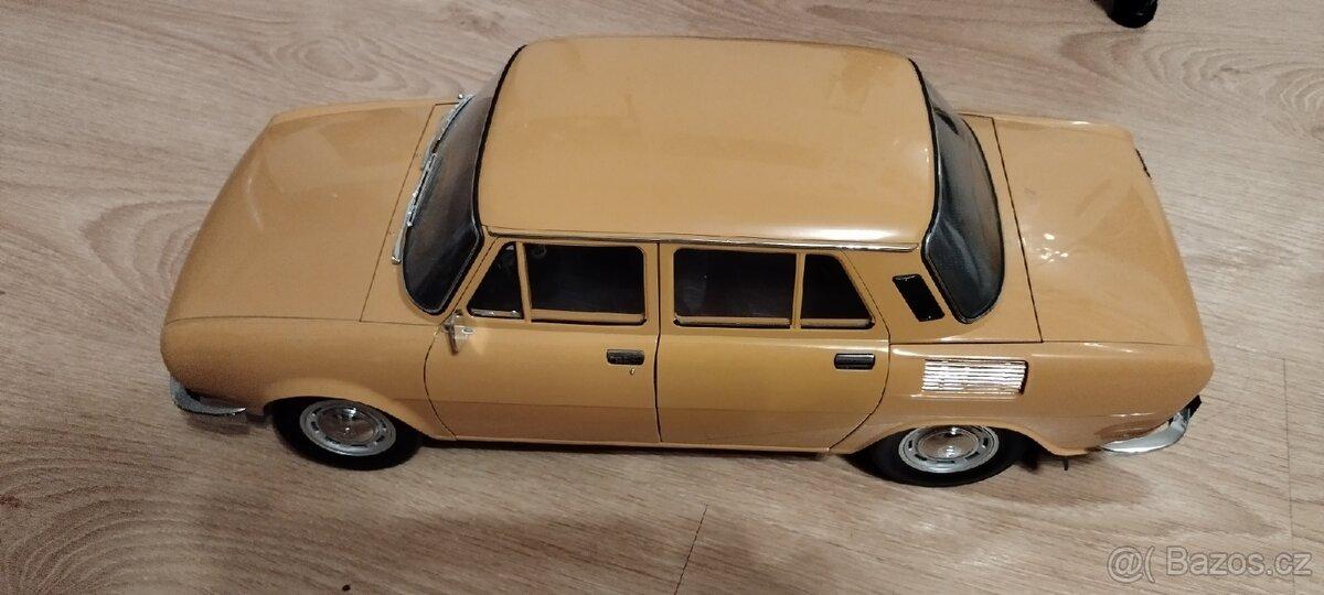 Kovový model Škoda 100 v měřítku 1:8