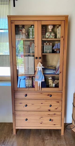 Vitrína Ikea Hemnes