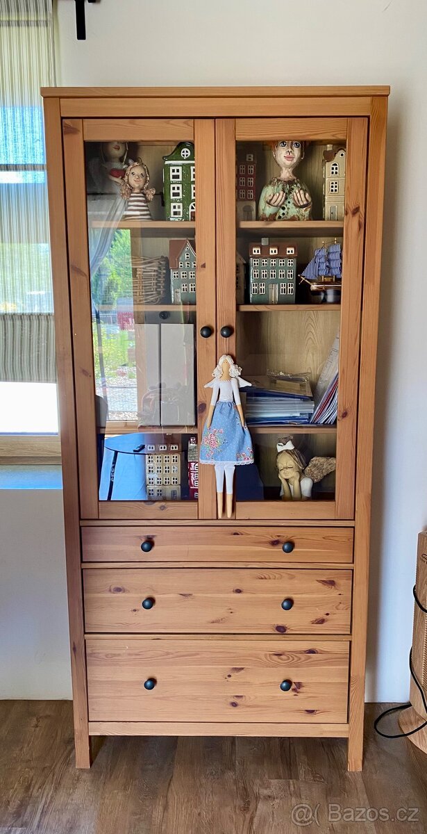 Vitrína Ikea Hemnes
