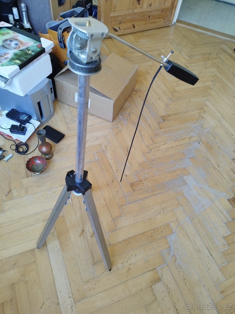kovový fotografický stativ