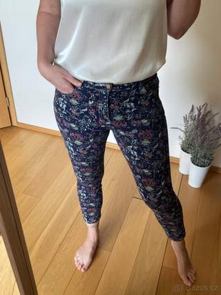 Tmavě modré květinové džíny Desigual, vel. 42