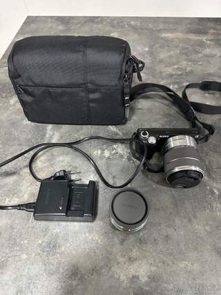 Sony NEX-5N + 2 objektivy + příslušenství (brašna, nabíječka
