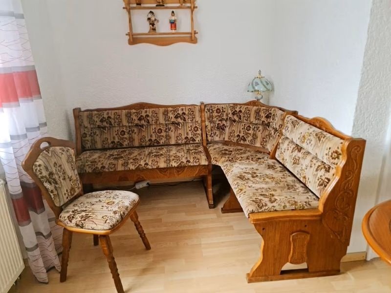 Rohová lavice a jedna židle - pěkný stav