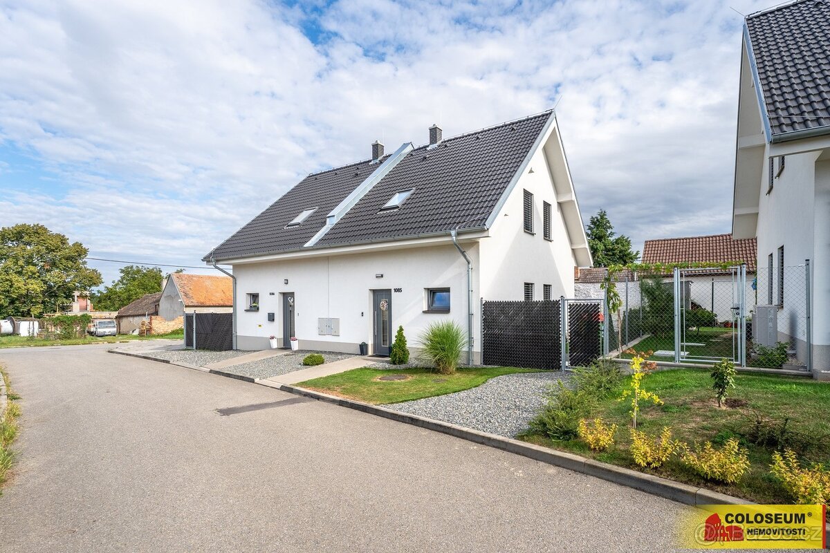 Hrušovany nad Jevišovkou, novostavba RD 4+kk, parkovací stán