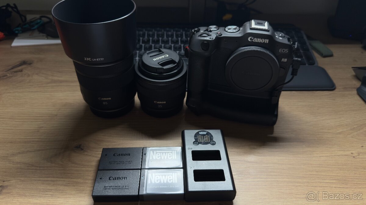 Canon EOS R8 + příslušenství + objektivy RF 35 mm a RF 85 mm