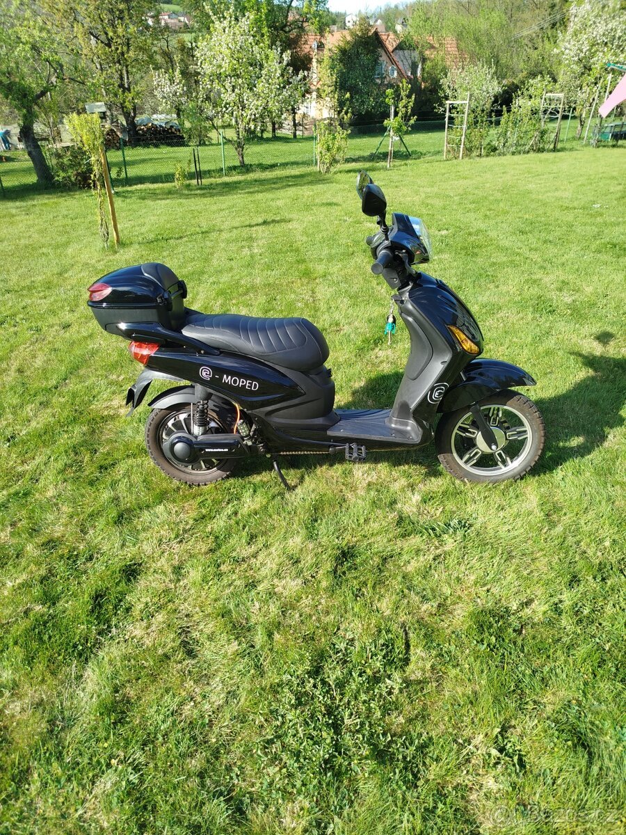 Skútr e-moped
