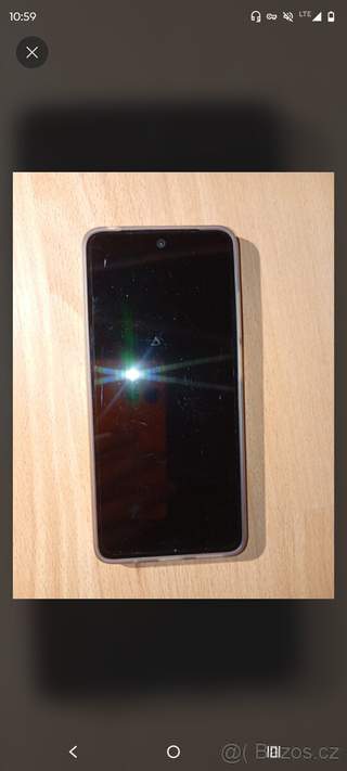 Mobilní telefon Motorola (oranžový) – na náhradní díly / nef