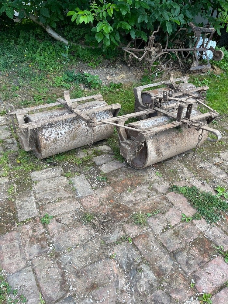 Starý koňský pluh a polní válce