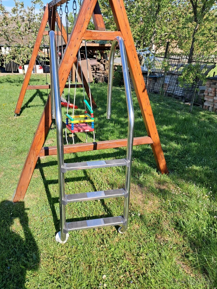 Schůdky do bazénu
