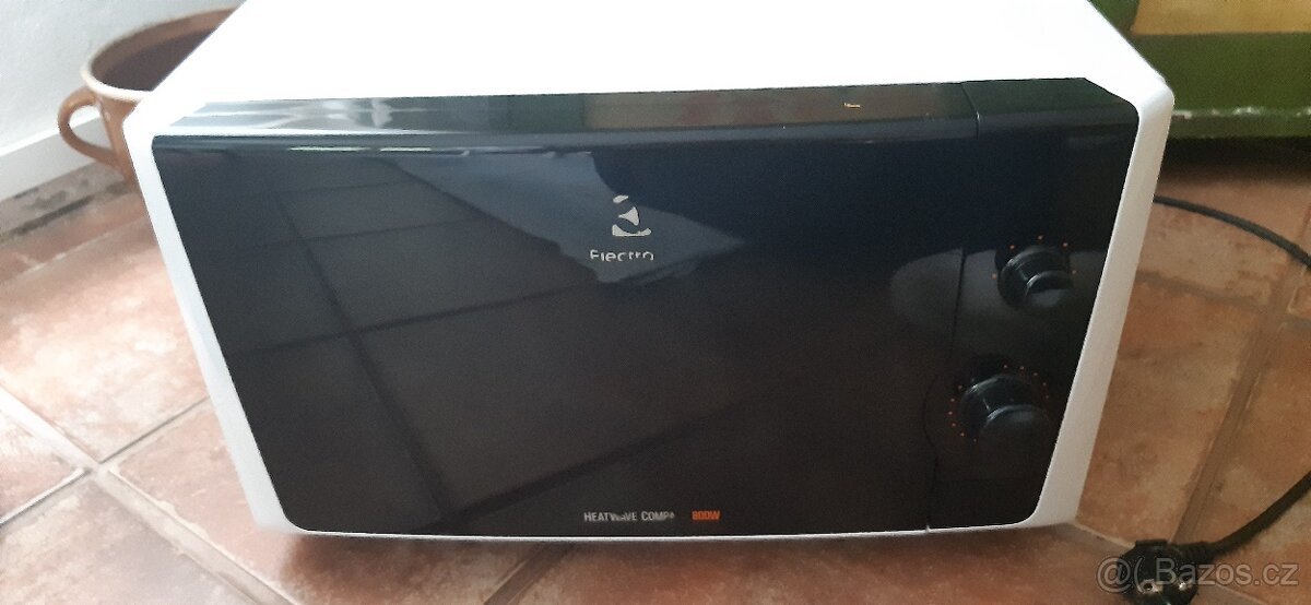MIKROVLNA TROUBA 800W ELEKTROLUX PLNE FUNKCNI.model : MEE210