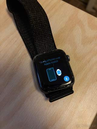 Apple Watch Series 4 44 mm - rozbité sklo, funkční