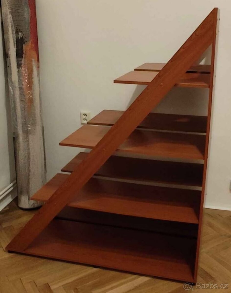 Regály 2 ks (500 Kč jeden kus)