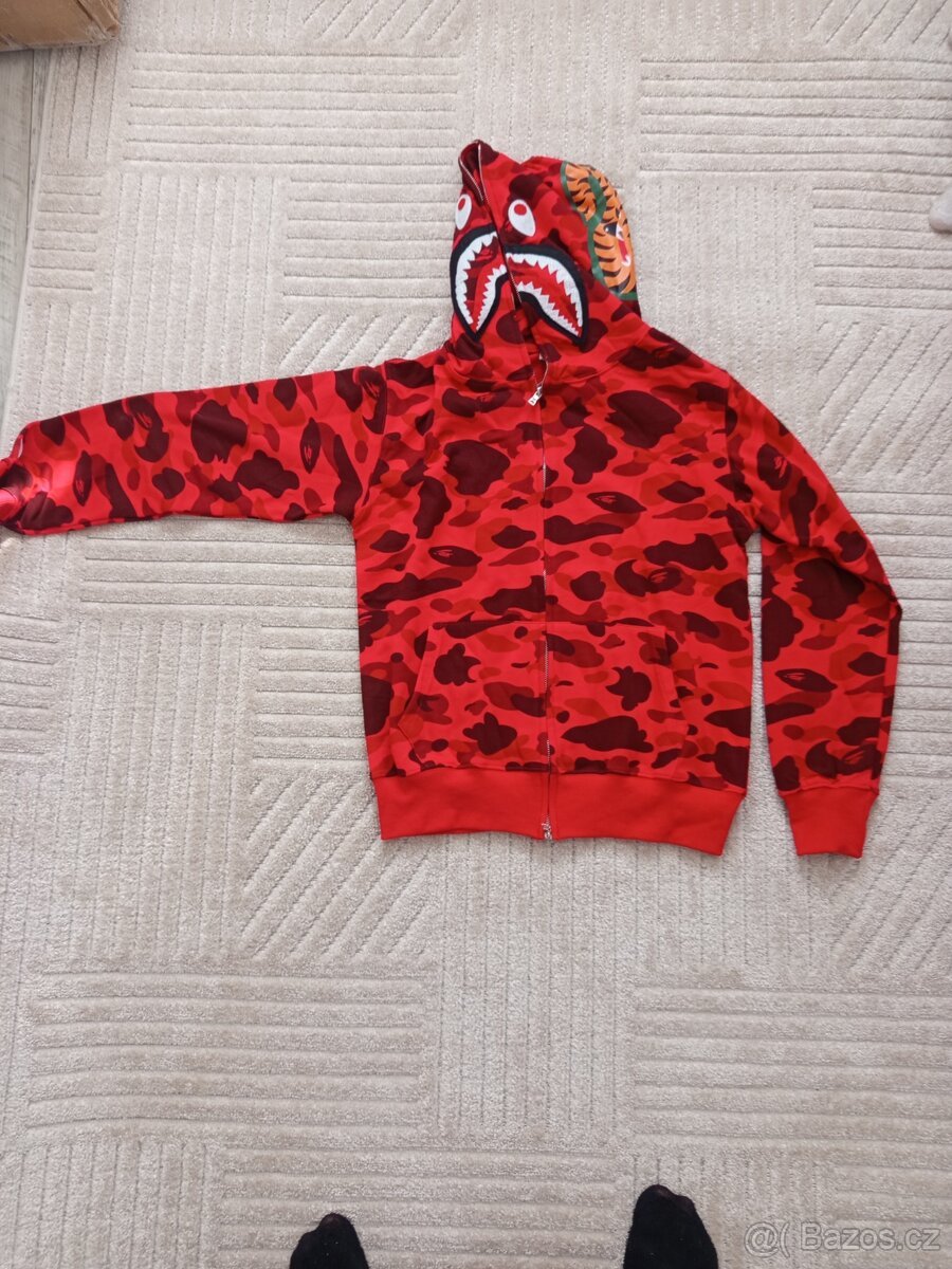 Nadpis: NOVÁ BAPE Color Camo Shark Full Zip Hoodie - Red