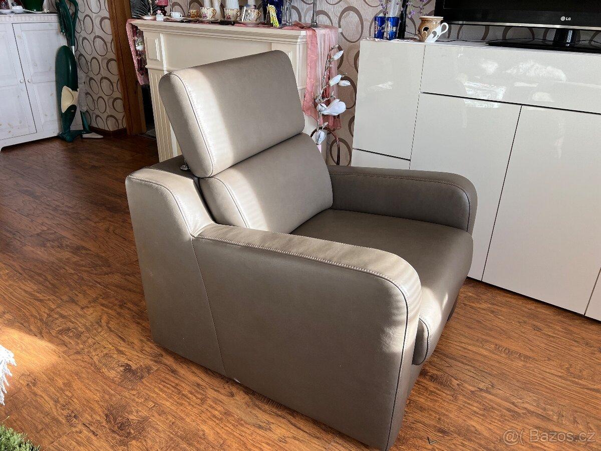 NOVÉ ZNAČKOVÉ KOŽENÉ KŘESLO S RELAXAČNÍ OPĚRKOU HLAVY