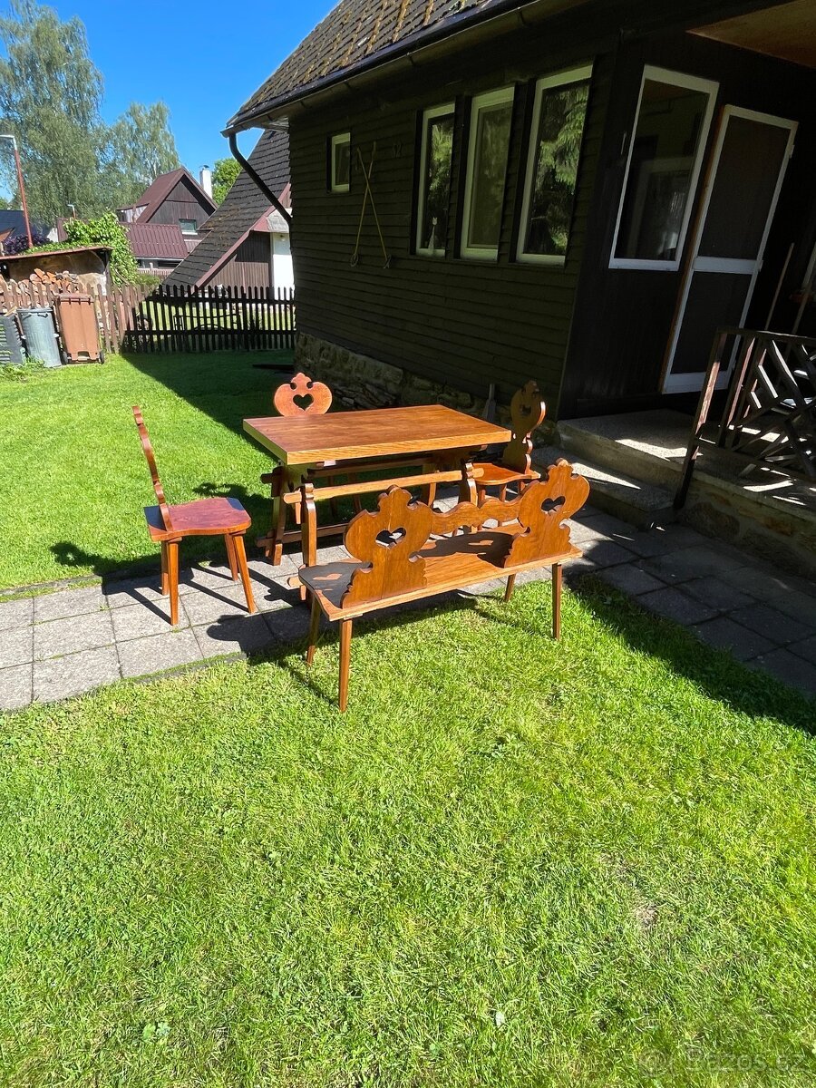 Selská jídelní sestava.