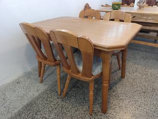 Dubová jídelní sestava stůl + 4 masivní židle