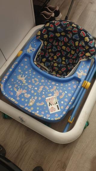 Pojízdný stoleček pro miminko – stabilní a praktický