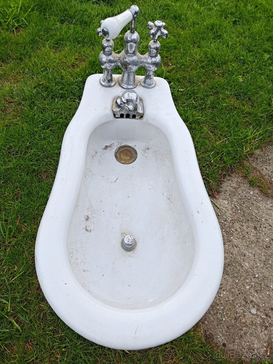 Prvorepublikový keramický bidet JIKA ART DEKO