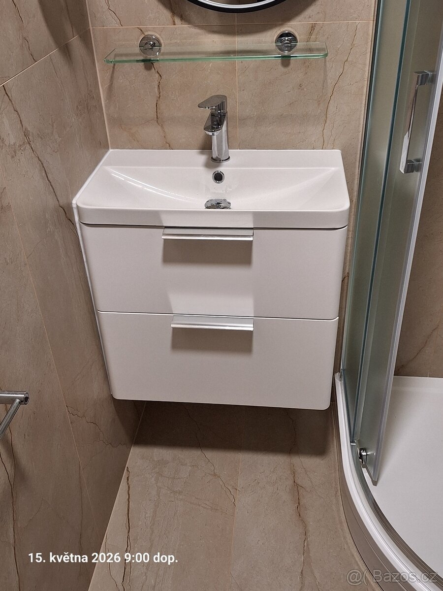 Kvalitní skříňka s umyvadlem.