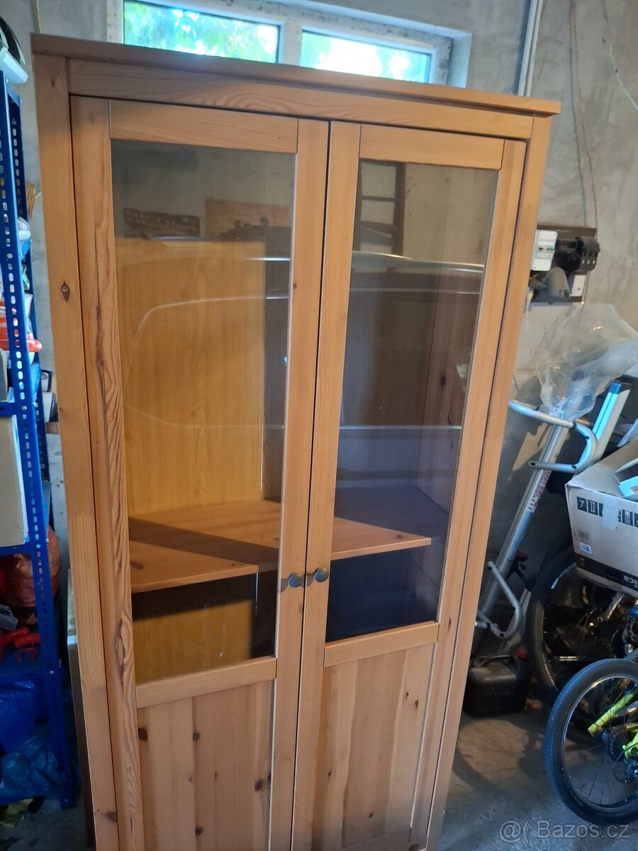 Vitrína Hemnes IKEA
