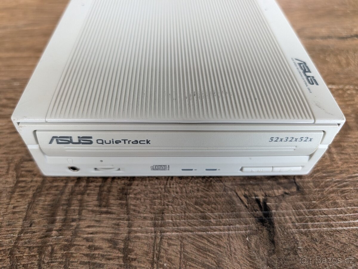 Retro CD mechanika z r. 2020 Asus QuieTrack