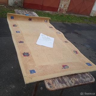 Koberec obdélníkového tvaru rozměr 150x80cm