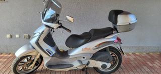 Prodám Piaggio Beverly 250/r.2004 /15.6kw Stk 05/2030