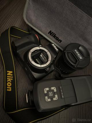 Zrcadlovka Nikon s příslušenstvím