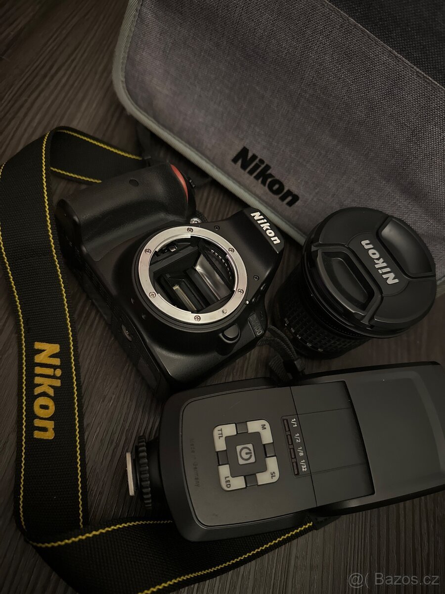 Zrcadlovka Nikon s příslušenstvím