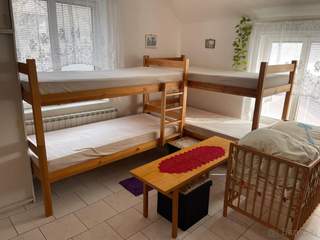 Skříně, sedačka, postele, obývací stěna, ložnice