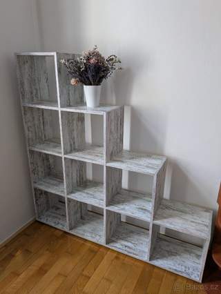 Schodová skříň / regál – moderní design
