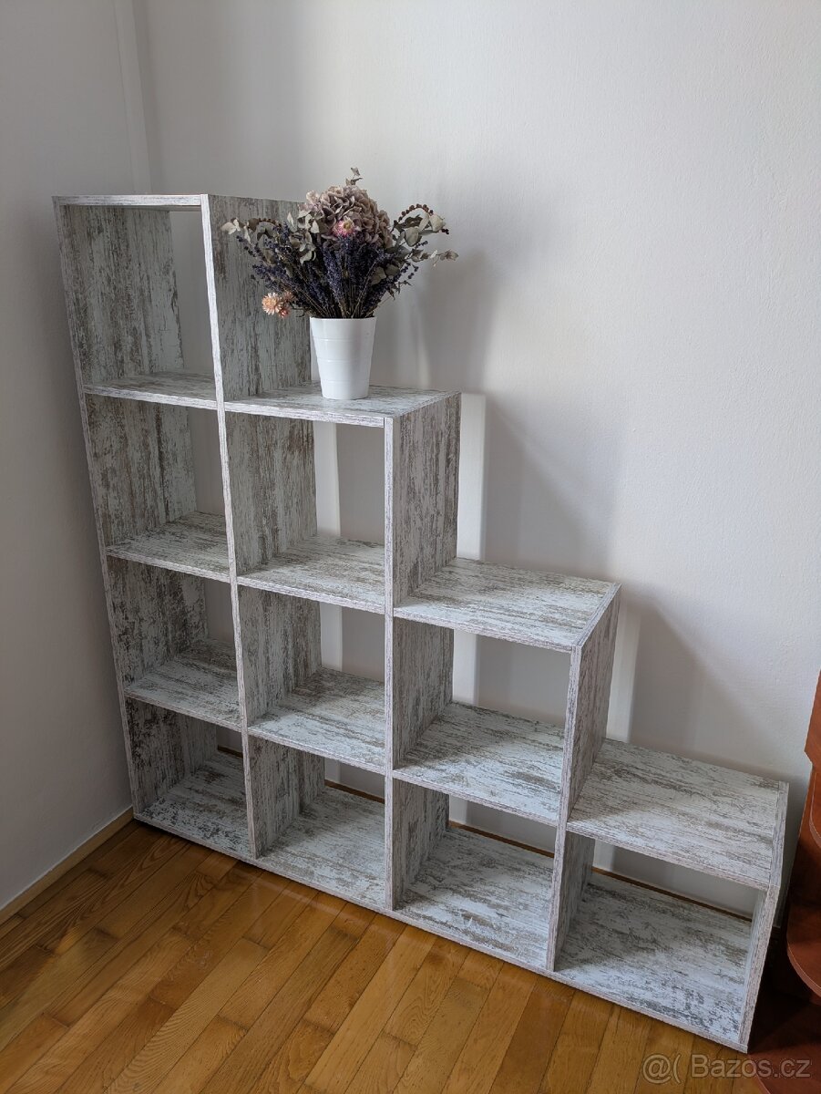 Schodová skříň / regál – moderní design