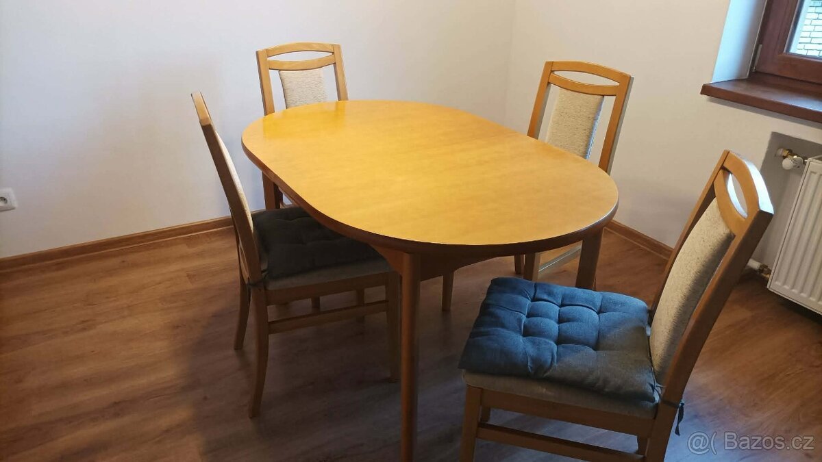 Jídelní set (stůl a 4 židle)