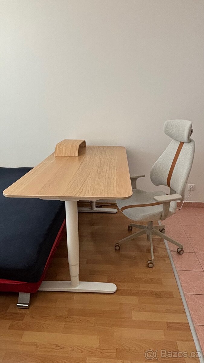 Polohovatelný stůl BEKANT