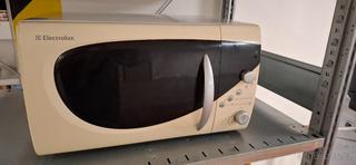 Mikrovlnná trouba Electrolux Použitá