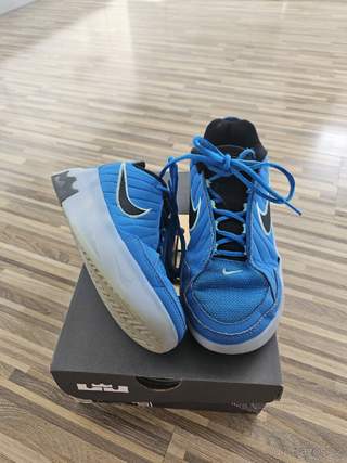Basketbalové/sálové boty Nike Lebron vel. 36,5