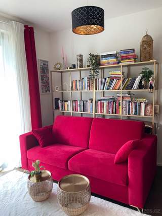 Designový regál IKEA ve zlatém provedení – perfektní stav