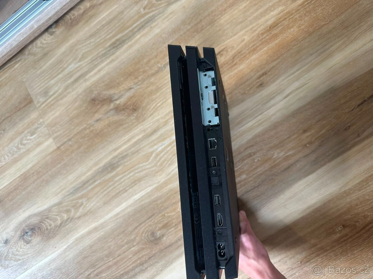 Playstation 4 Pro 1TB - dva ovladače
