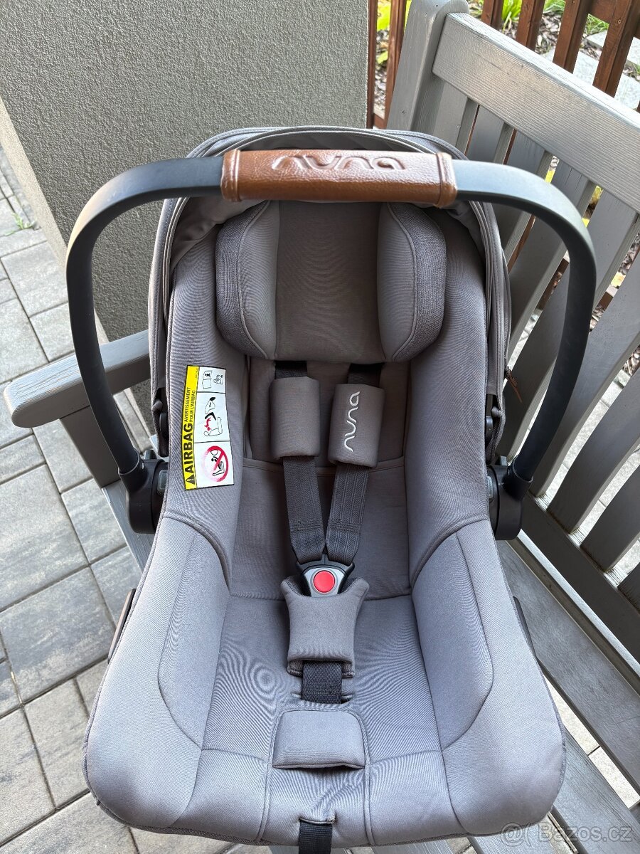 Dětská autosedačka Nuna se základnou a vajíčkem