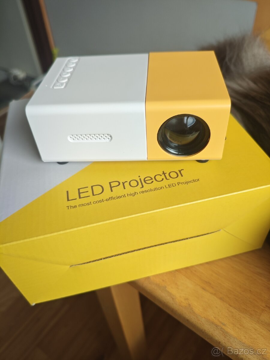 Nový přenosný mini LED projektor YG300 – kompletní balení