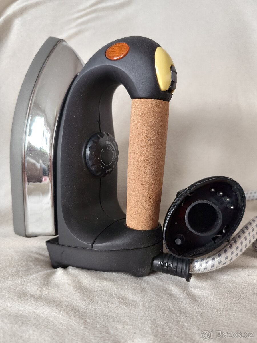 Napařovací žehlička (model DG-2000-1, příkon 800 W