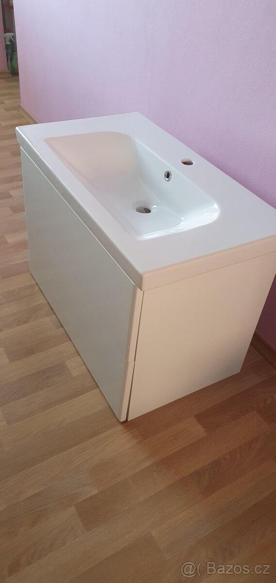 Novou kopelnovou skříňku, vč. Umyvadla