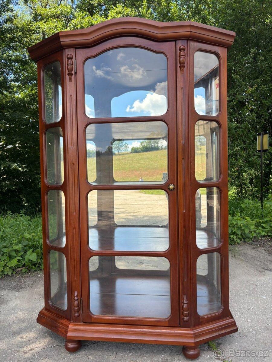 Masivní prosklená vitrína se zrcadly